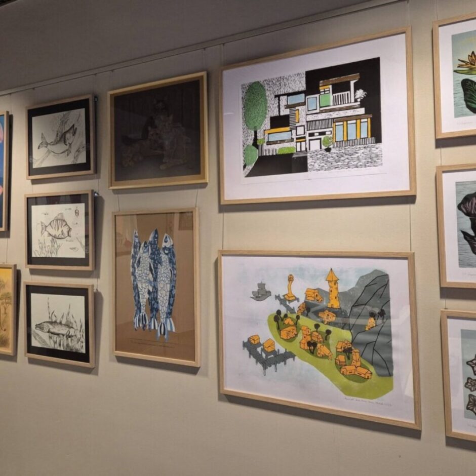 Tukuma Mākslas skolas audzēkņu darbu ekspozīcija ar dažādām grafikām un ilustrācijām: arhitektūra, augi, dzīvnieki, zemūdens ainas un fantāzijas kompozīcijas.