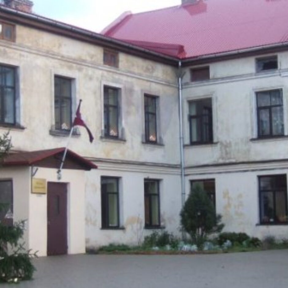 Tukuma mākslas skolas ēka ar sarkanu jumtu un daudziem logiem.