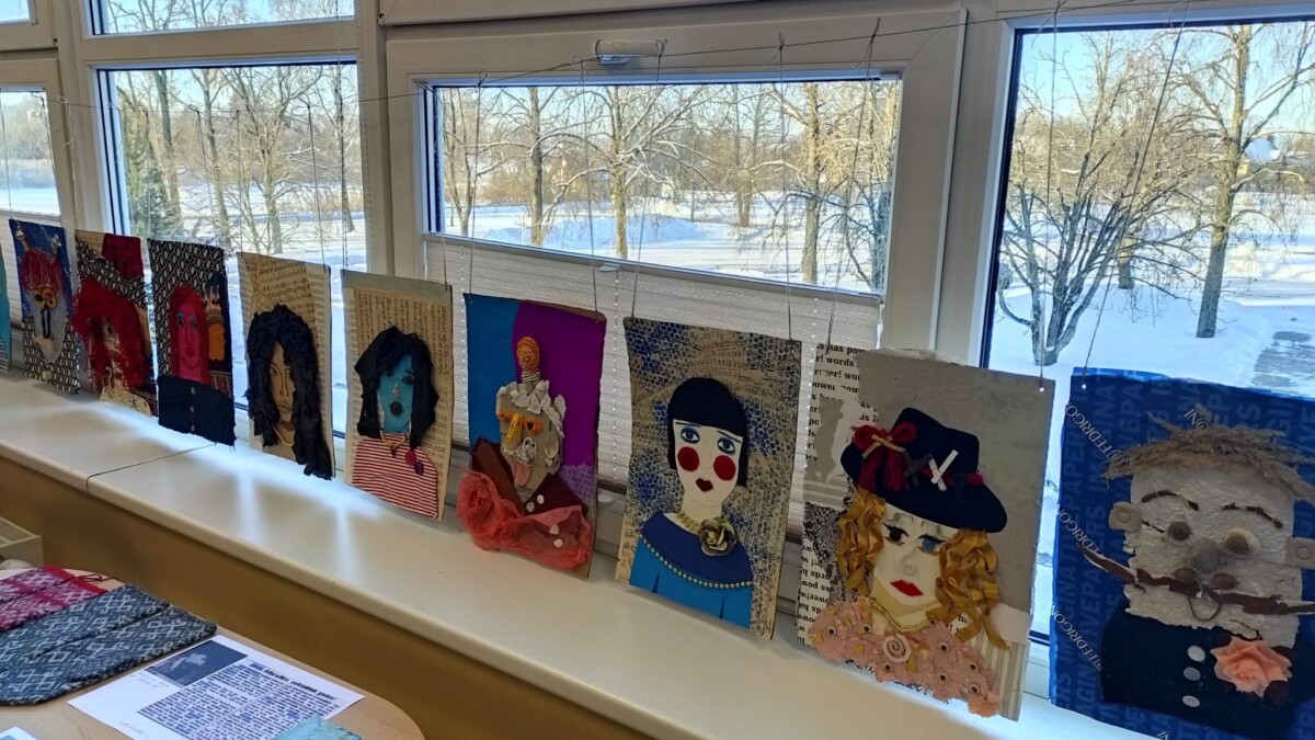 Vairāki dažādu materiālu kolāžu darbi, galvenokārt stilizēti portreti, ir izkārti rindā uz palodzes. Aiz tiem pa logu redzama sniegota ziemas ainava ar kokiem.