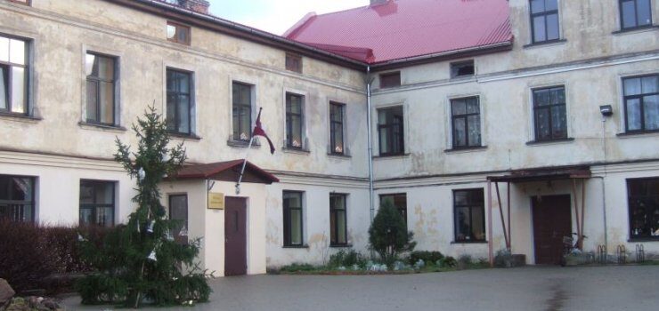 Tukuma mākslas skolas ēka ar sarkanu jumtu un daudziem logiem.